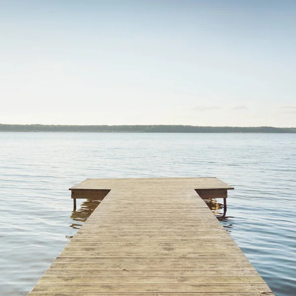 Forest River Lake Sunny Day Wooden Pier Clea Sky Reflections — Foto Stock