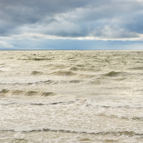 Mer Baltique Pendant Tempête Ciel Dramatique Nuages Sombres Brillants Vagues — Photo