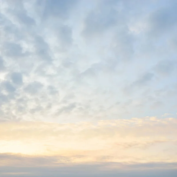 Clear Blue Sky Glowing Cirrus Cumulus Clouds Storm Sunset Dramatic — Stockfoto