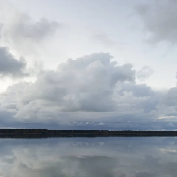 Лесная Река Озеро Закате Драматическое Небо Темные Светящиеся Облака Симметричные — стоковое фото