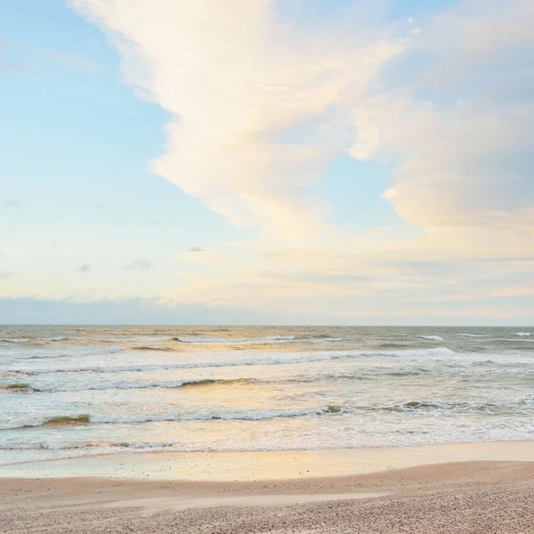 日落时分 波罗的海海岸 晴朗的落日 闪耀的云彩 Idyllic景观 生态旅游 全景视图 — 图库照片