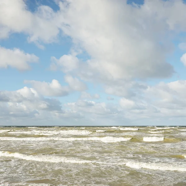 Fırtınadan Sonra Baltık Kıyıları Kum Tepeleri Plaj Dramatik Gökyüzü Parlayan — Stok fotoğraf