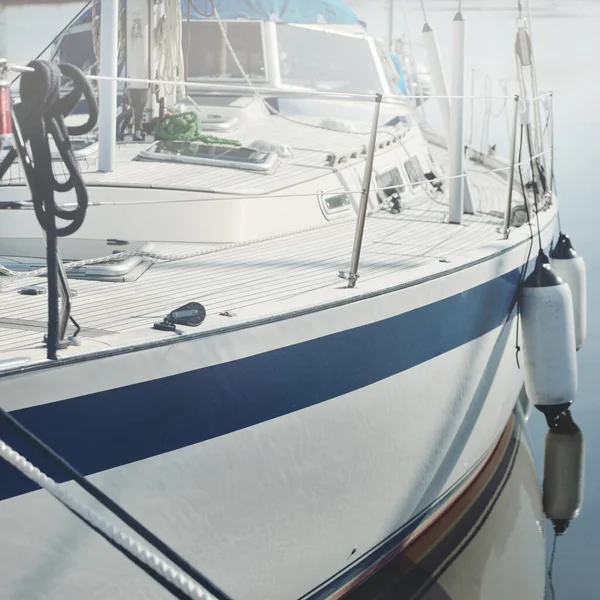 白色现代帆船 供出租和销售 停泊在游艇码头上 木制柚木甲板 航行船只 业余航行 娱乐概念 — 图库照片