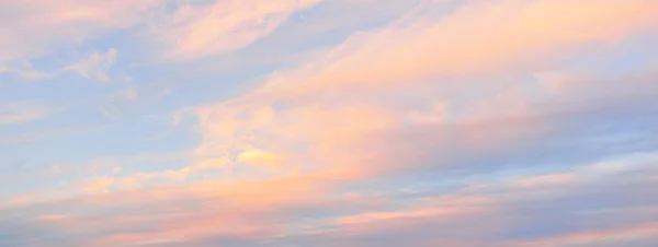 Céu Azul Claro Com Cirro Rosa Brilhante Nuvens Cúmulos Após — Fotografia de Stock