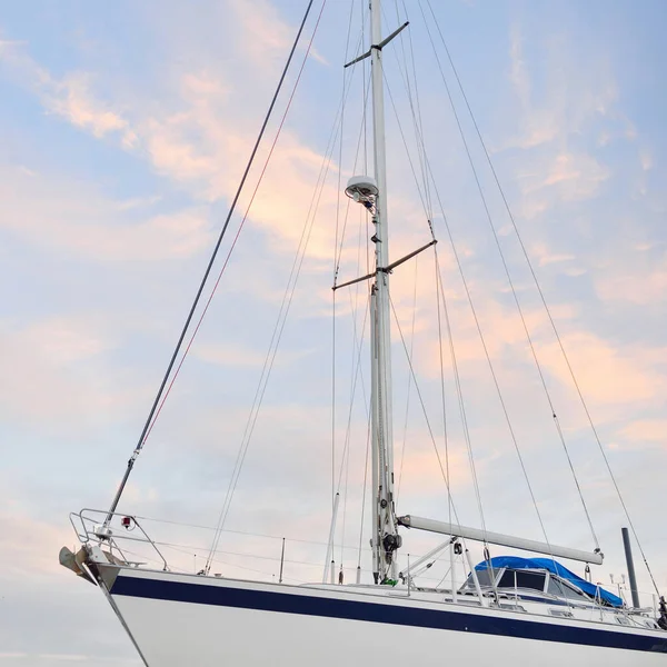 Fuß Kreuzendes Segelboot Das Land Einem Yachthafen Steht Sonnenuntergang Transport — Stockfoto