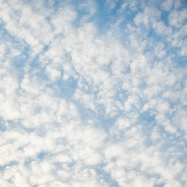 Een Wolkenlandschap Witte Sier Wolken Zacht Zonlicht Zonnestralen Heldere Blauwe — Stockfoto