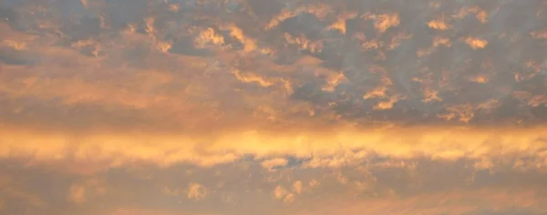 Clear Blue Sky Glowing Pink Golden Cirrus Cumulus Clouds Sunrise — стоковое фото
