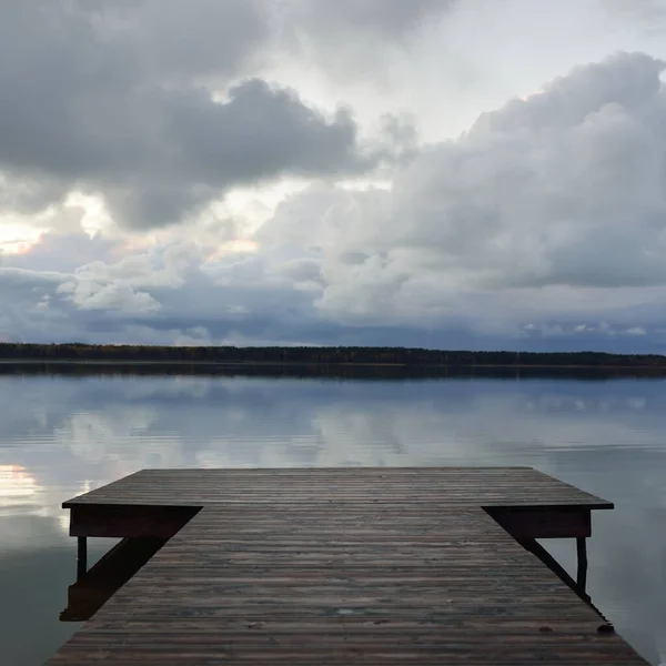 Gün Batımında Orman Nehri Lake Ahşap Iskele Dramatik Gökyüzü Karanlık — Stok fotoğraf