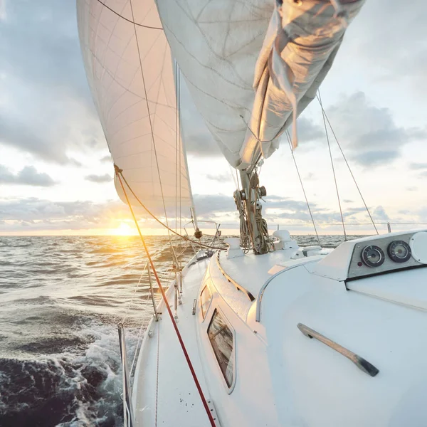 Jacht Pływający Otwartym Morzu Zachodzie Słońca Widok Bliska Pokład Maszt — Zdjęcie stockowe