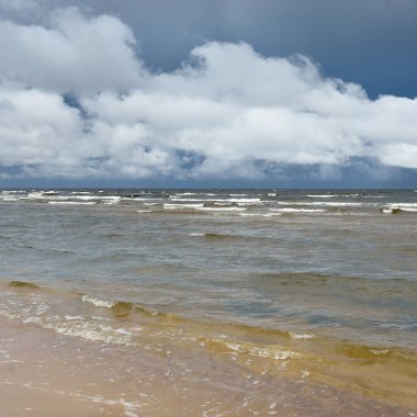 Fırtınadan sonra Baltık Denizi. Koyu mavi gökyüzü, çarpıcı parlayan bulutlar. Deniz manzarası, bulutlar, doğa. Panoramik manzara. Ekoloji, iklim değişikliği, hava durumu, tehlike