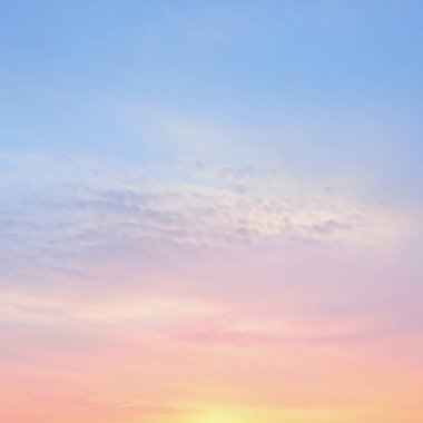 Açık mavi gökyüzü. Pembe ve altın renkli bulutlar. Gün doğumu. Dramatik bulut manzarası. Sanat, meteoroloji, cennet, umut, barış, grafik kaynakları, resimli panoramik manzara