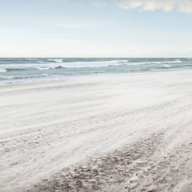 Gün batımında Baltık kıyısı. Açık günbatımı gökyüzü, parlayan bulutlar. Idyllic manzara. Doğa, tatiller, eğlence. Çevre turizmi. Panoramik görünüm