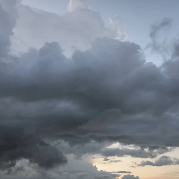 Epische Gewitterwolken Weiße Dekorative Sonnenuntergang Kumuluswolken Natürliche Muster Textur Hintergrund — Stockfoto