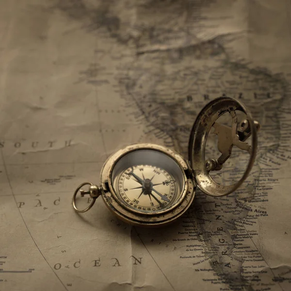 Kompas Emas Antik Gaya Retro Jam Matahari Dan Close Bagan — Stok Foto