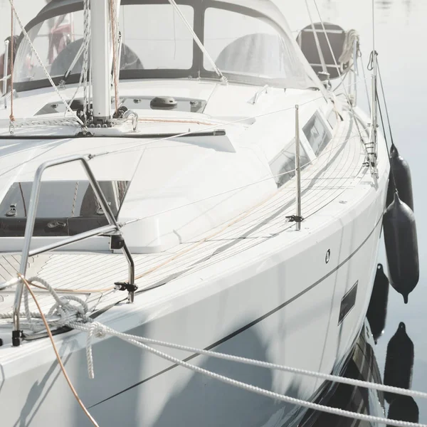 White Modern Sailboat Rent Sale Moored Pier Yacht Marina Wooden — Stok fotoğraf