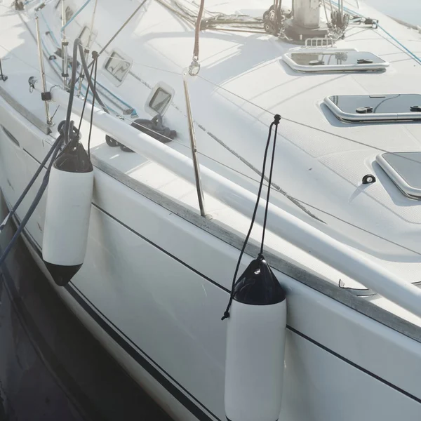 Vit Modern Segelbåt För Uthyrning Och Försäljning Förtöjd Till Brygga — Stockfoto