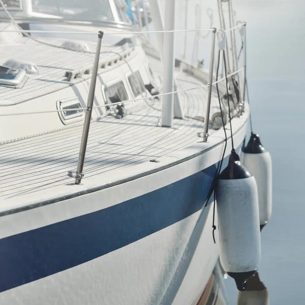 Barca Vela Moderna Bianca Affitto Vendita Ormeggiata Molo Porto Turistico — Foto Stock