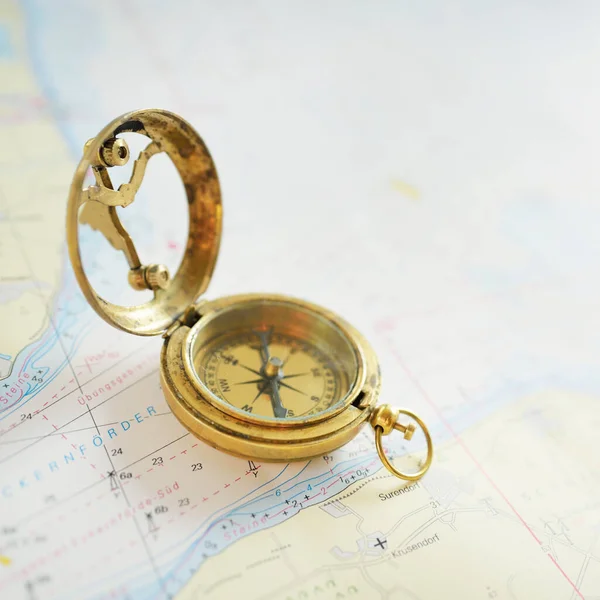 Antiker Goldener Kompass Retro Stil Sonnenuhr Und Alte Seekarte Nahaufnahme — Stockfoto