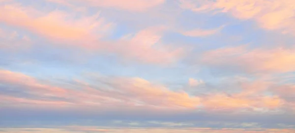 Clear Blue Sky Glowing Pink Cirrus Cumulus Clouds Storm Sunset — Stockfoto