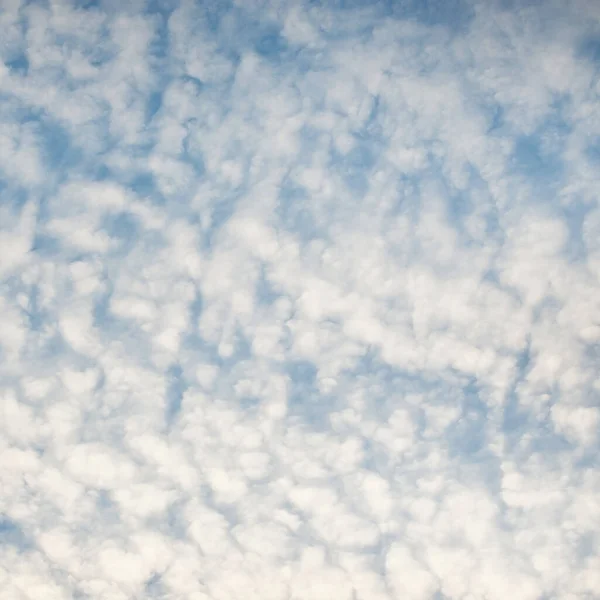 Coudscape Nuvens Ornamentais Brancas Luz Solar Suave Raios Sol Céu — Fotografia de Stock