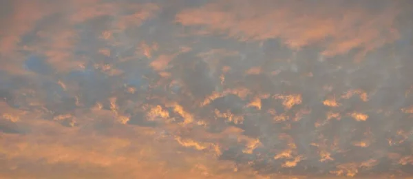Чисте Блакитне Небо Світяться Рожевими Золотими Цирковими Кумульськими Хмарами Схід — стокове фото