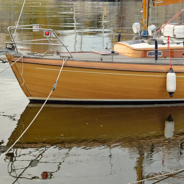 Moderno Classico Legno Svedese Barca Vela Crociera Ormeggiata Molo Porto — Foto Stock