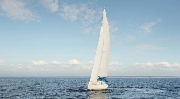 白いスループは オープン海でヨットのセーリングを装備した 澄んだ空 雲の風景 帆船からの眺め スポーツ レクリエーション レジャー活動 レース レガッタ — ストック写真