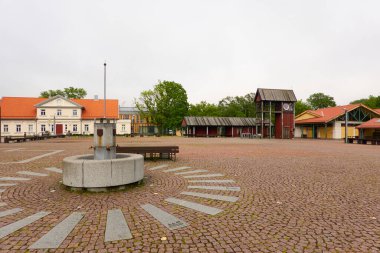 Pazar yeri, kasaba meydanı. Tarihi ve geleneksel mimari, kamu yararına. Letonya 'da sızıntı var. Yaz tatilleri, seyahat merkezleri, şehir simgeleri, geziler, kültür temaları