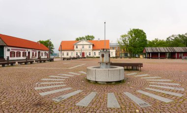 Pazar yeri, kasaba meydanı. Tarihi ve geleneksel mimari, kamu yararına. Letonya 'da sızıntı var. Yaz tatilleri, seyahat merkezleri, şehir simgeleri, geziler, kültür temaları