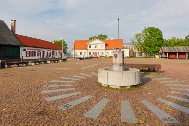Pazar yeri, kasaba meydanı. Tarihi ve geleneksel mimari, kamu yararına. Letonya 'da sızıntı var. Yaz tatilleri, seyahat merkezleri, şehir simgeleri, geziler, kültür temaları