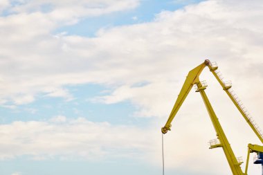 Letonya, Ventspils 'deki kargo terminali. Vinçler yakın plan. Baltık Denizi. Dramatik gün batımı gökyüzü. Yük taşımacılığı, lojistik, küresel iletişim, işletme, sanayi, arz, özel ekipman