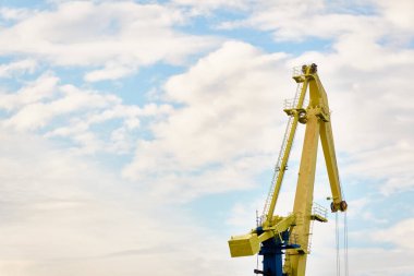 Letonya, Ventspils 'deki kargo terminali. Vinçler yakın plan. Baltık Denizi. Dramatik gün batımı gökyüzü. Yük taşımacılığı, lojistik, küresel iletişim, işletme, sanayi, arz, özel ekipman