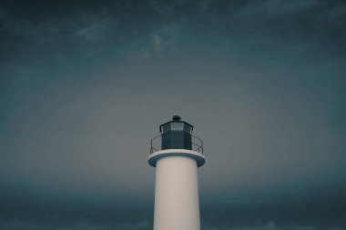 Deniz feneri. Açık mavi parlayan gökyüzü, fırtına bulutları. Ayın doğuşu, alacakaranlık, gece. Sanat kavramı. Meteoroloji, yön bulma, cennet, umut, barış. Boşluğu, grafik kaynaklarını, resimsel panoramik manzarayı kopyala