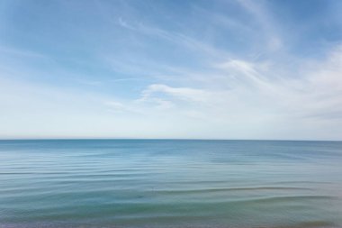 Bir yaz gününde Baltık Denizi kıyısında. Kumlu kumsal kumullarından hava manzarası). Açık mavi gökyüzü, turkuaz su. Idyllic deniz manzarası, manzara. Saf doğa, ekoloji, çevre, eko-turizm, tatiller