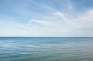 Bir yaz gününde Baltık Denizi kıyısında. Kumlu kumsal kumullarından hava manzarası). Açık mavi gökyüzü, turkuaz su. Idyllic deniz manzarası, manzara. Saf doğa, ekoloji, çevre, eko-turizm, tatiller