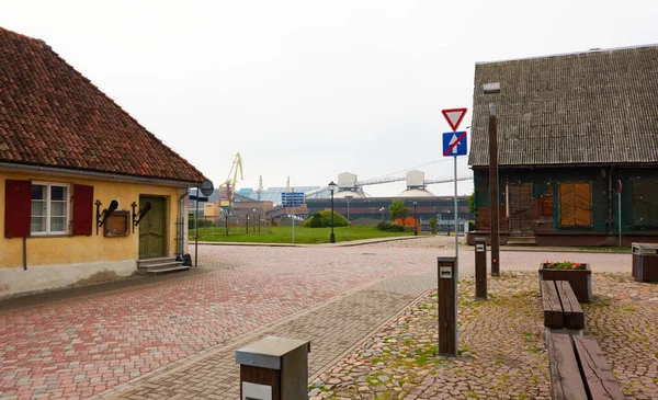 ラトビアのベントスピルスの空の通り バックグラウンドで貨物ポートターミナル 夏休み 旅行先 ランドマーク 造園デザイン 生態系のテーマ — ストック写真