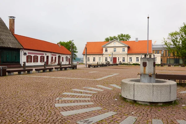 町の広場 歴史的 伝統的な建築 よく公開します ラトビアのベントスピルス 夏休み 旅行先 ランドマーク 文化テーマ — ストック写真