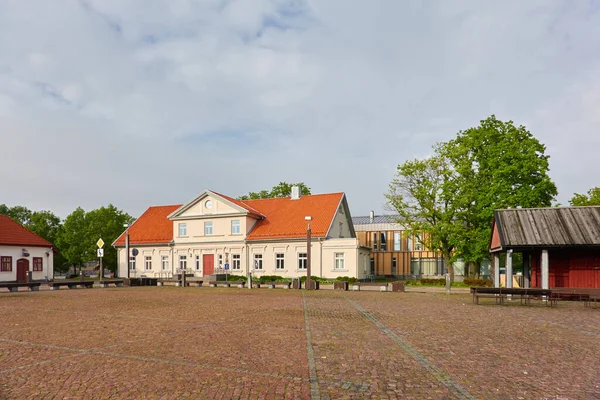 町の広場 歴史的 伝統的な建築 ラトビアのベントスピルス 夏休み 旅行先 ランドマーク 文化テーマ — ストック写真