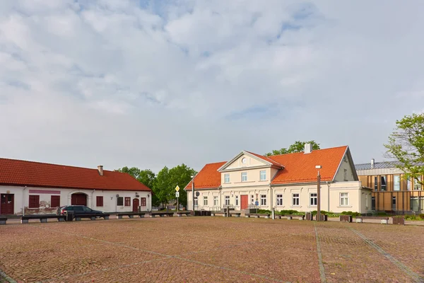 町の広場 歴史的 伝統的な建築 ラトビアのベントスピルス 夏休み 旅行先 ランドマーク 文化テーマ — ストック写真