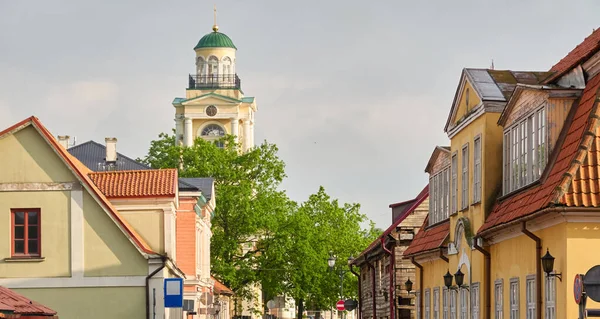 Alte Häuser Und Uhrenturm Die Evangelisch Lutherische Kirche Nikolaus Ventspils — Stockfoto