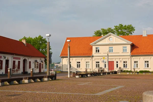 Trh Náměstí Historická Tradiční Architektura Ventspils Lotyšsko Letní Dovolená Turistické — Stock fotografie
