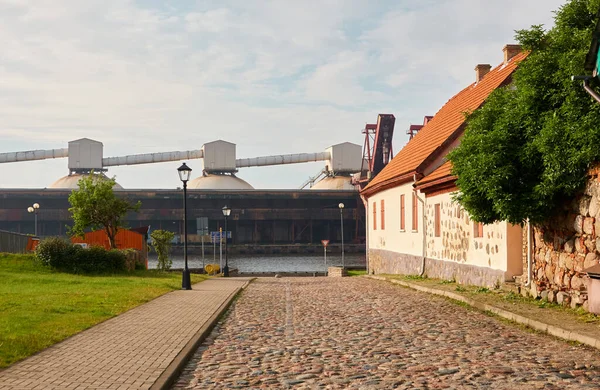 ラトビアのベントスピルスの空の通り バックグラウンドで貨物ポートターミナル 夏休み 旅行先 ランドマーク 造園デザイン 生態系のテーマ — ストック写真