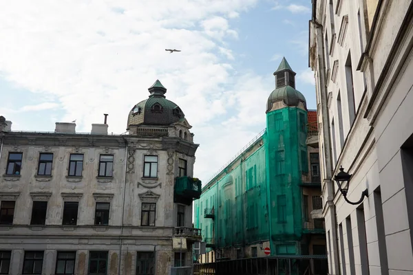 拉脱维亚文茨皮尔斯空荡荡的街道 被绿色网状物覆盖的旧房子 城市景观的概念 城市规划 建筑物外部 工作空间安全主题 — 图库照片