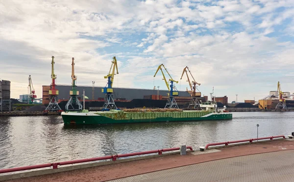 一般貨物船の薪を出荷 ラトビアのベントスピルス港ターミナル 概念都市のシーン 近代的な堤防からの眺め 貨物輸送 グローバル通信 — ストック写真