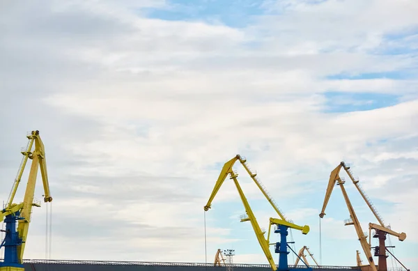 ラトビアのベントスピルスにある貨物ターミナル クレーンを閉じる バルト海 劇的な夕日の空 貨物輸送 グローバル通信 ビジネス 特殊機器 — ストック写真