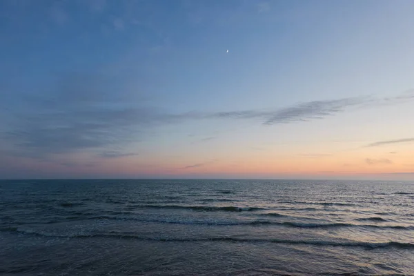 Балтийское Море Закате Драматическое Небо Синие Розовые Светящиеся Облака Мягкий — стоковое фото