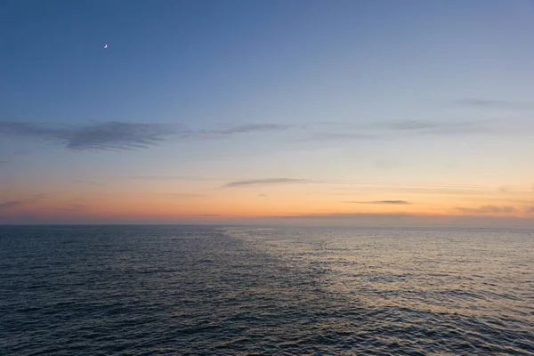 발트해 파란색 분홍색의 빛나는 부드러운 황금빛 밤중의 바다의 구름의 자연같은 — 스톡 사진