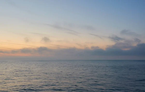 Mar Baltico Tramonto Cielo Drammatico Nuvole Luminose Blu Rosa Morbida — Foto Stock