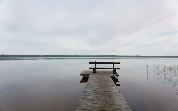 Lac Busnieku Ventspils Lettonie Quai Bois Banc Ciel Sombre Jour — Photo