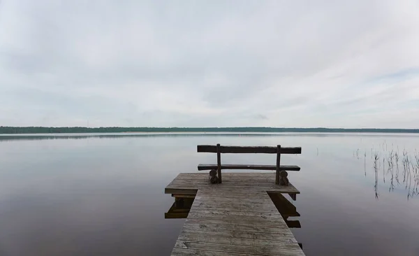 Busnieku Sjön Ventspils Lettland Träpir Bänk Dyster Himmel Mulen Dag — Stockfoto